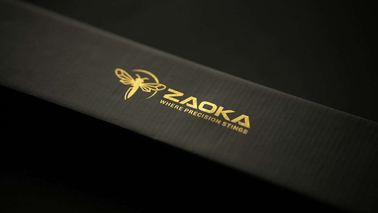Detalj zlatnog logotipa na Zaoka kutiji